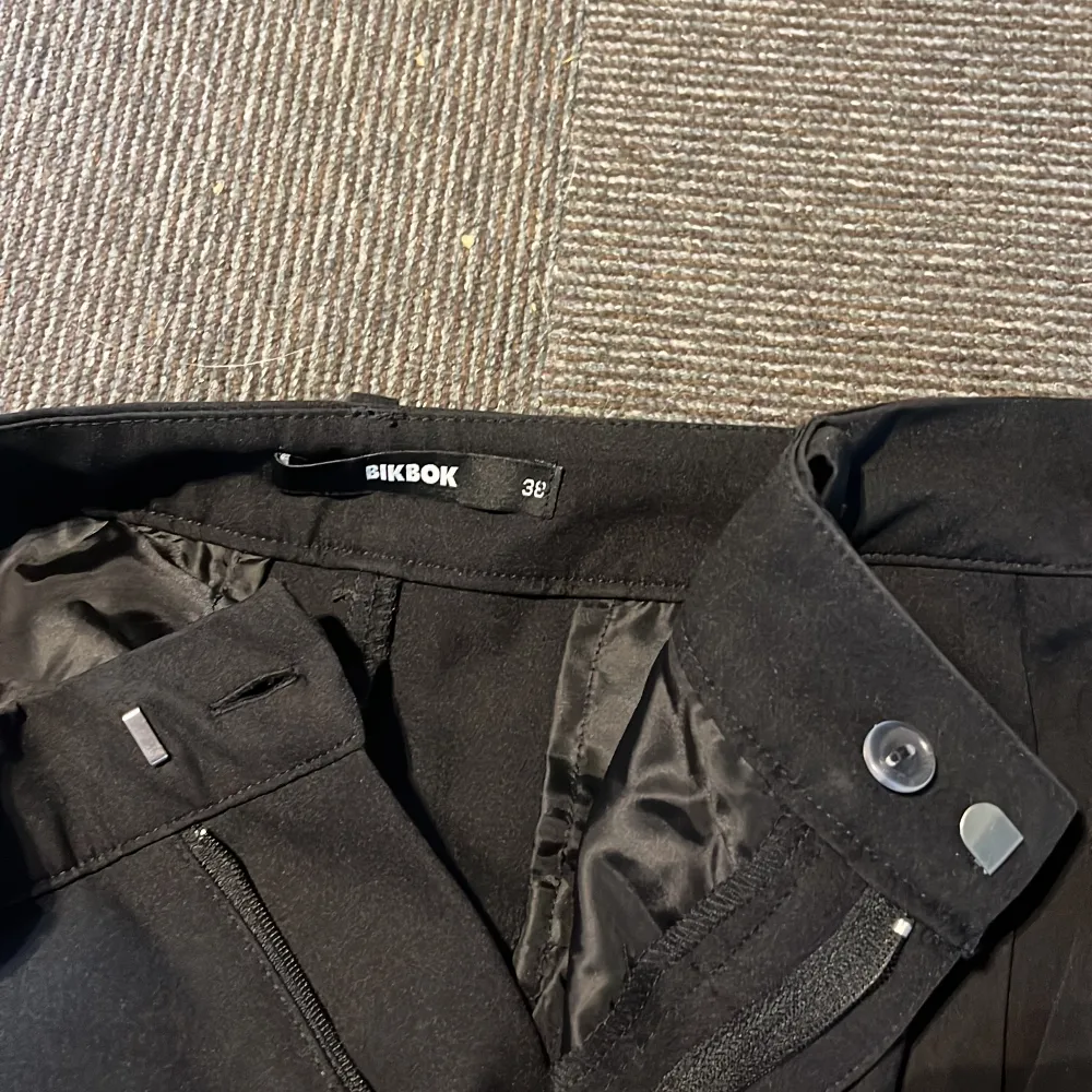 Svarta utsvängda kostymbyxor ifrån bikbok.ny Skick men endast använd 2 gånger.. Jeans & Byxor.