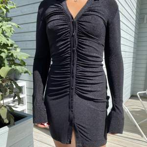 En svart långärmad klänning med glitter🌟Använd 1 gång, säljer då jag har en liknande. Älskar denna!!🫶🏽😍