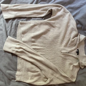 Zip tröjja - En beige fin ziptröja som tyvärr inte längre kommer till användning 