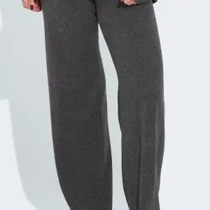 Säljer mina supersköna mjukis byxor från bikbok. De är i den gråa färgen och den andra bilden är bara för att vis modellen. Supersköna och nästan aldrig använda