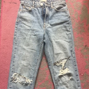 Jeans - Säljer ett par jeans ifrån Gina Tricot i storlek 32 då den har blivit liten för mig den är i jättebra skick och fortfarande helt perfekta ser ut som ny så inget fel alls på dem vid mer frågor eller bilder det är bara komma privat då!🥰orginal pris 499kr