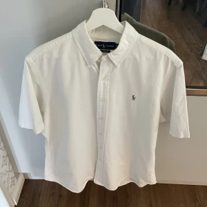 Ralph lauren skjorta/piké - En vit Ralph lauren skjorta i toppskick. Storlek Large. Inga fel på den, kom privat för fler bilder