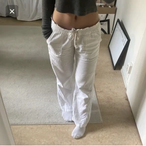 Linnebyxor  - Säljer dessa fina linnebyxor från nymok eftersom jag beställde fel storlek. Köpta för 757kr men säljer för 380. 