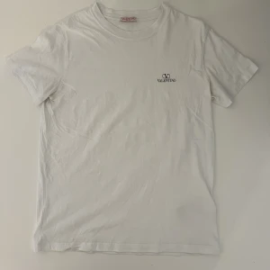 Valentino t-shirt - Valentino t-shirt i ganska bra skick med inga defekter.