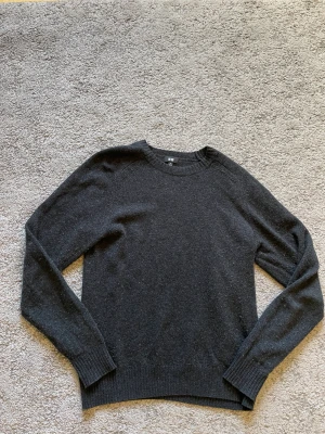 Stickad tröja från Uniqlo - En stickad tröja från Uniqlo i bra skick. Inte använd särskilt mycket.