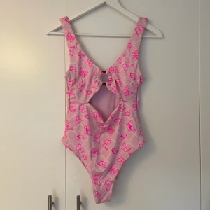 Rosa baddräkt  - ALDIRG ANVÄND. Söt rosa baddräkt med fjärilar. Tyvärr för liten för mig. Är storlek 38 men skulle säga att den är mer som 36💕