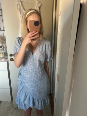 Blommig klänning  - Från Nelly☺️ storlek 34, passar även 36. Är endast använd några få gånger. 