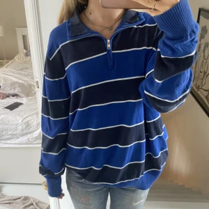 Tjocktröja  - Oversized tjocktröja, relativt tunnt men mjukt material. Zipup krage