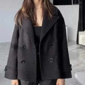 Svart kappa - Svart kappa ifrån design by si, använd några få gånger. Stl XS/S, köpt för 760 kr säljer för 300 plus frakt eller köp direkt för 600kr plus frakt. skriv privat om frågor eller egna bilder💝 OM DU INTE ÄR HELT SÄKER ATT DU VILL KÖPA LÄGG INTE BUD!!!!!!