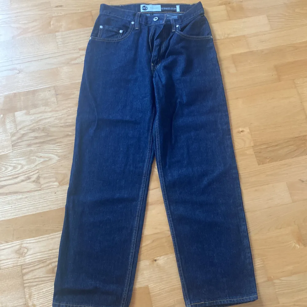 Säljer dessa baggy marinblå levi’s jeansen. De är aldrig använda så är i nyskick. De är mid waist. . Jeans & Byxor.