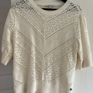 Tröja - Söt topp/tröja i storlek S. Nyskick 💕💕 Köparen står för frakten!!