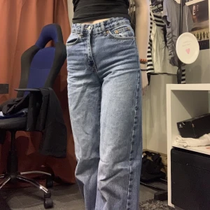 Mörkblå jeans - Snygga mörkblå jeans i nyskick, köparen står för frakt