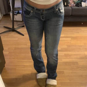 Laguna Beach Jeans - Snygga väldigt low rise jeans i rak modell. Sitter tajt på mig som brukar ha strl 40. 