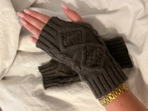 Gråa Torgvantar - Säljer dessa helt nya gråa Torgvantar, köpta av en tjej/ kvinna som virkar dom själv. Dessa är aldrig använda. Hör av er vid frågor eller tryck jätte gärna på ”köp nu” 🤗💘