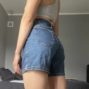 Shorts  - Denim shorts mid thigh length. Jag är 170 cm för referens.  