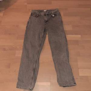 Ett par grunt jeans lite baggy som är i storlek 27
