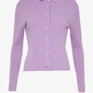 Lila - Tröja med knappar - - Mycket bra skick, knappt använd 