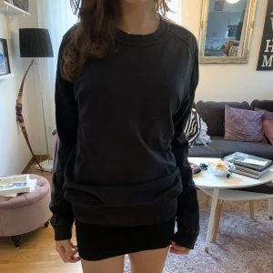 Svart Stone island tröja! - Svart stone island sweatshirt, tyvärr har märket gått bort på vänstra arm men jätte fin ändå! Säljer pga kommer inte till användning.