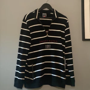 Helly Hansen x Sweet Sktbs Tröja - Helly Hansen x Sweet Sktbs zip up tröja.  Svartvit randig med röd text  Nypris: 700kr
