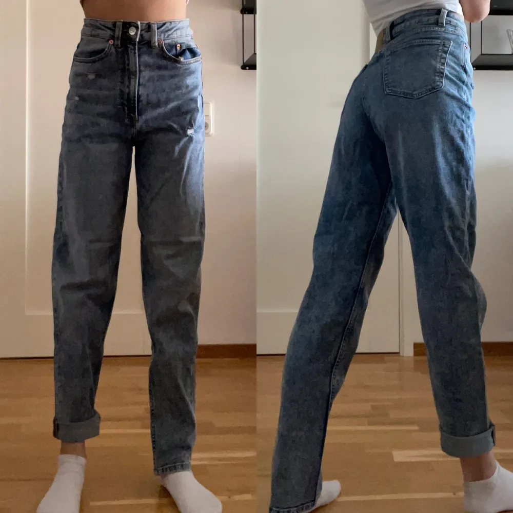 hödmidjade jeans ifrån h&m divided i storlek 32. går att vika upp benen för en cuffad look. . Jeans & Byxor.
