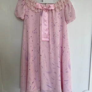 Angelic Pretty klänning - Så otroligt fin klänning från Angelic Pretty ”Cosmic” 💫 Hör av dig om du undrar något!!