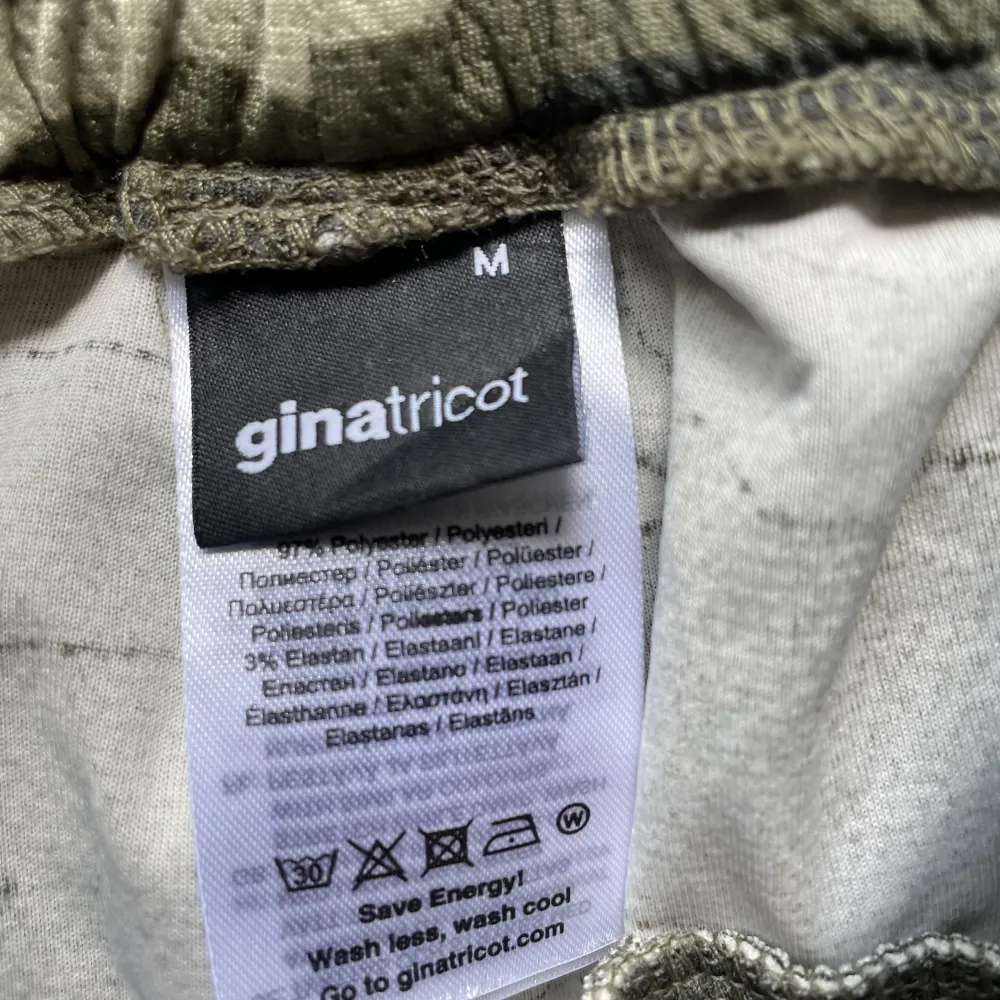 Säljer dessa cargo mjukisbyxorna från Gina tricot, jättefina men lite förstora på mig. . Jeans & Byxor.