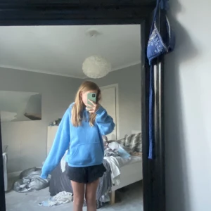 Tjocktröja från bikbok - Jättefin tjocktröja från bikbok som jag fick 2022 och aldrig använt! Skit snygg oversized tjocktröja!❤️