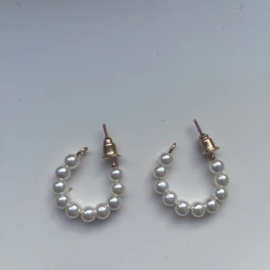 Pärlörhängen  - Fina pärlörhängen ! Ringar med vita pärlor på Ganska basic men ändå superfina😊