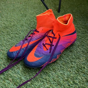 Nike hypervenom - Fina fotbollsskor, lite trasig på ena strumpan. Se bild