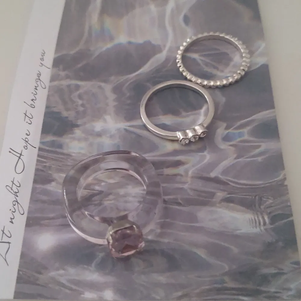 Dom två silvriga ringarna är från glitter och är riktigt silver men den andra är från ur&pen och är inte riktiga dom är tyvärr förstora för mig för jag har xxs i ringar men dom ringarna är s.Ni kan köpa alla eller bara en om bor nära kan jag lämna dom i 📫. Asusteet.