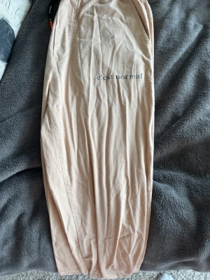 Cestnormal linne byxor - Ostrukna just nu så dem ser lite tattiga ut annars är skicket bra bortsätt från en fläck på bakfickan som inte går bort.  Storlek M  Nypris 1k  Skick 6/1”