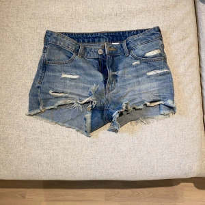 Jeansshorts! - Jätte snygga zara jeansshorts. Nypris 359! Endast använda 3 gånger, så i bra skick! Skriv för fler bilder eller frågor💗