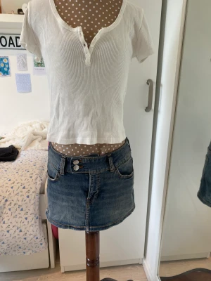 Minikjol - Super söt mini jeanskjol med låg midja från hm i stl 38 men passar mig som brukar ha stl 36