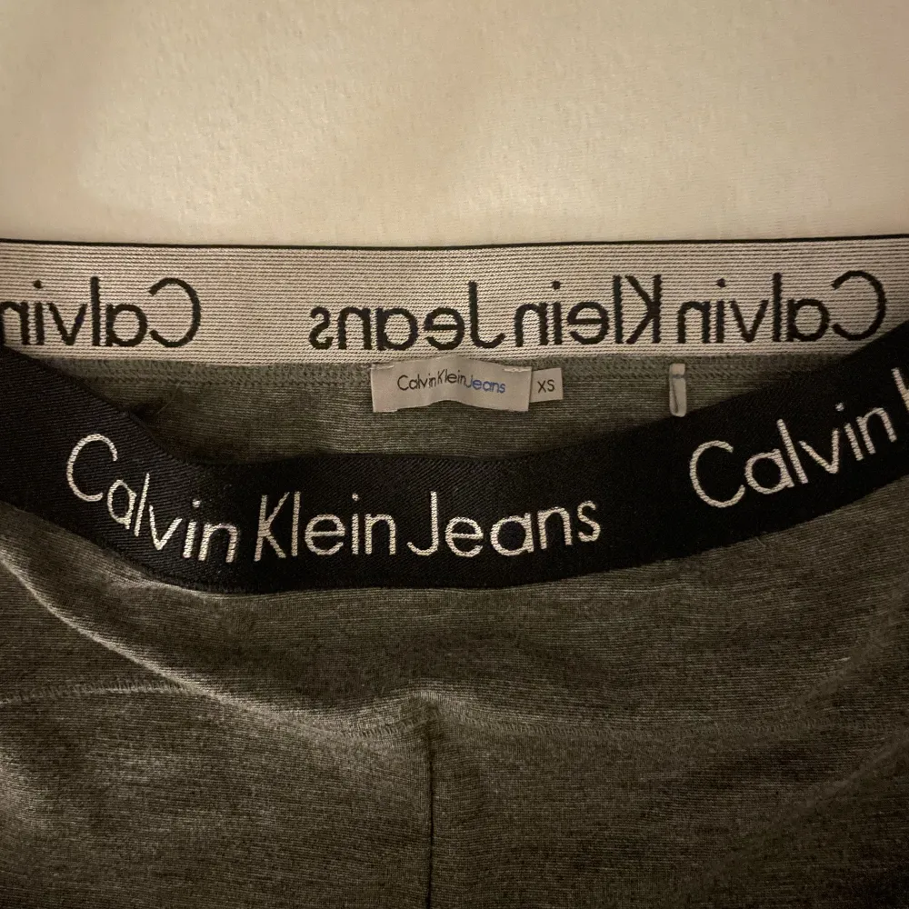 Ett par snygga Calvin klein tights som är knappt använda. Väldigt snygga och går att använda till vardagen men även träningen.. Jeans & Byxor.