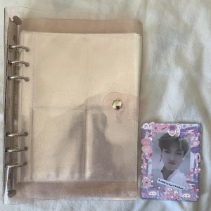 Binder - A5 binder, Rosa glittrig, 14 st pages, Mint skick, 80kr + frakt,  ( står ej för postens slarv men packar så säkert jag kan)