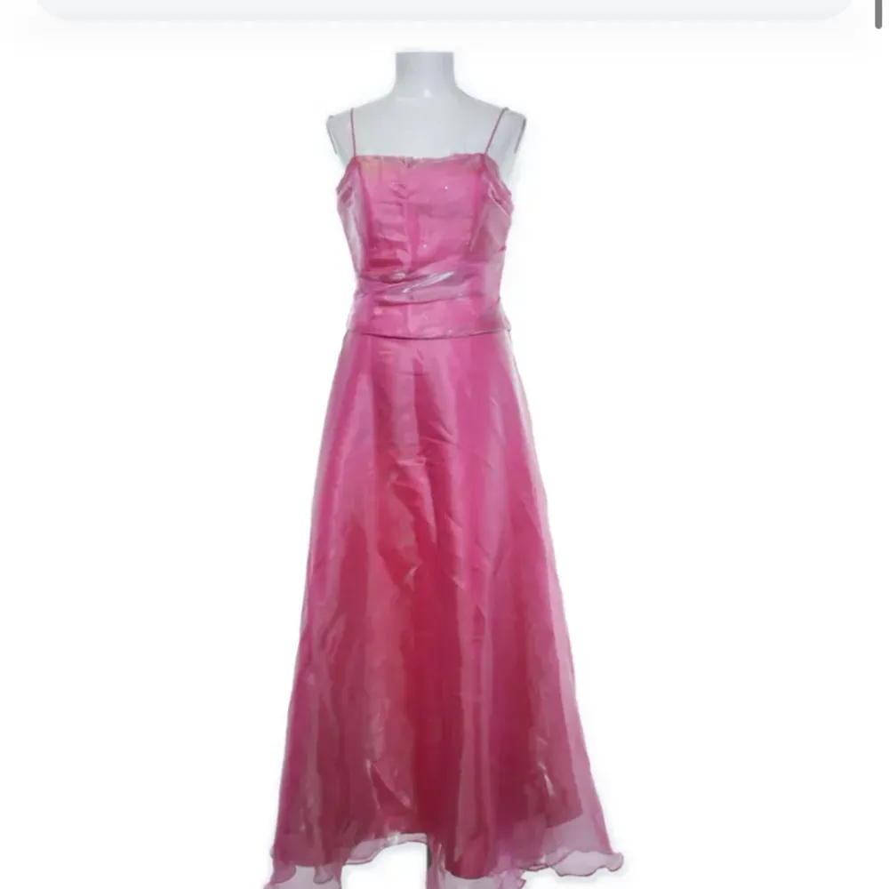 rosa balklänning/aftonklänning från Savoy’s. köpt på sellpy, aldrig använd eftersom den är för stor för mig.. Klänningar.