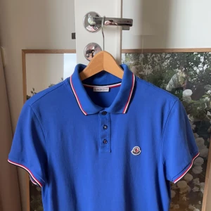 Moncler piké  - Hej säljer nu min piké eftersom jag växt ur den. Den är köpt på Nk Stockholm och kvitto + tags finns!  Storleken är M och passar dig från (175-185cm) Nypris: 2600kr För fler bilder är det bara att skriva.