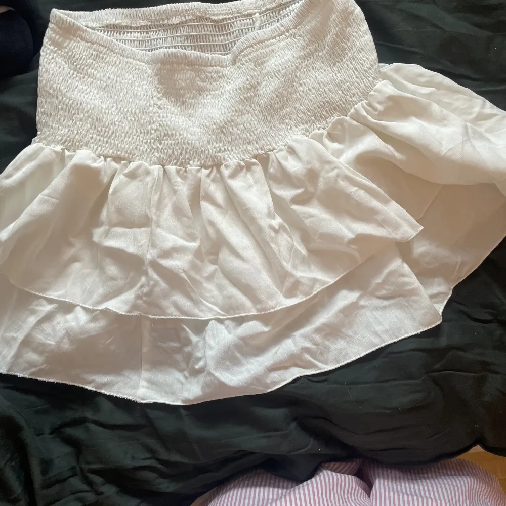 Säljer denna vita kjolen jag änvänder den som topp men funkar perfekt som kjol också 😁😁. Kjolar.