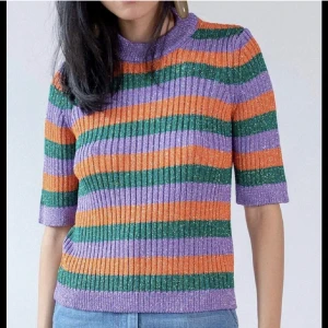 Topp GANNI - Stickad, glittrig kortärmad tröja från Ganni i strl M. Väldigt fint skick, använd endast ett fåtal gånger 💕 