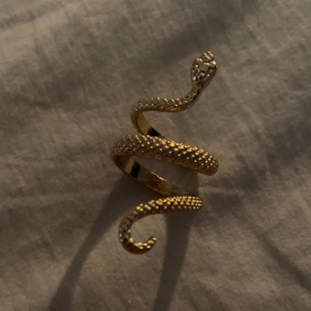 Jätte cool guldig orm ring säljer då jag inte är en guldmänniska . Accessoarer.