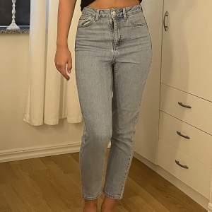 Topshop jeans i croppad modell. W25 & längd 30. Motsvarar ungefär s. Säljs pga att de är för stora för mig. Använda endast 2 gånger.  Hög midja. 
