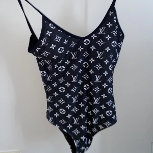 Louis vuitton badräckt  - Helt ny  Endast testad! Lappen är kvar  Den har ilägg och är i storlek M