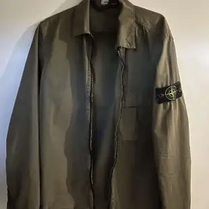 Säljer Stone island tröja/jacka.   NyPris: 3600 kr  Pris går att diskuteras