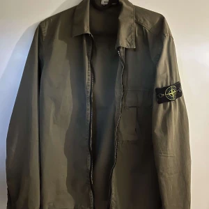 Stone island tröja  - Säljer Stone island tröja/jacka.   NyPris: 3600 kr  Pris går att diskuteras