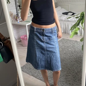 Jeanskjol  - Skitcool midi jeanskjol, ser helt oanvänd ut i fint skick!