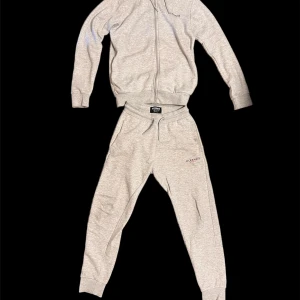 Mckenzie tracksuit grå - Storlek M passar både S och M inte använd mycket inte min stil längre därför säljs 