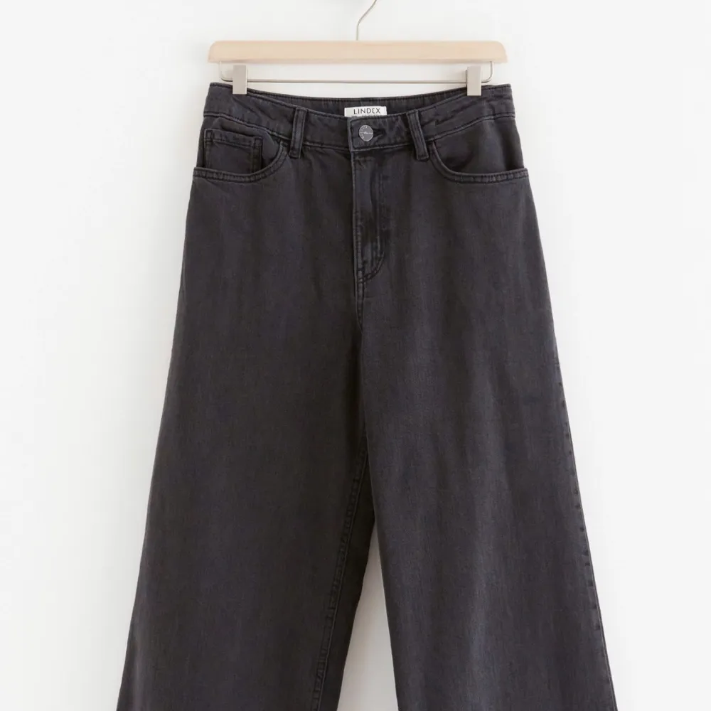 Högmidjde jeans med vida ben från lindex. Aldrig använda och säljer för halva priset. De är endast testade. De går att justera midjan på de. . Jeans & Byxor.