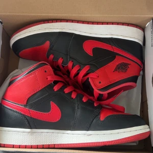 Jordan 1  - Säljer mina jordans eftersom att jag inte får användning av dom. De är i storlek 36 och är endast använda 2-3 gånger.