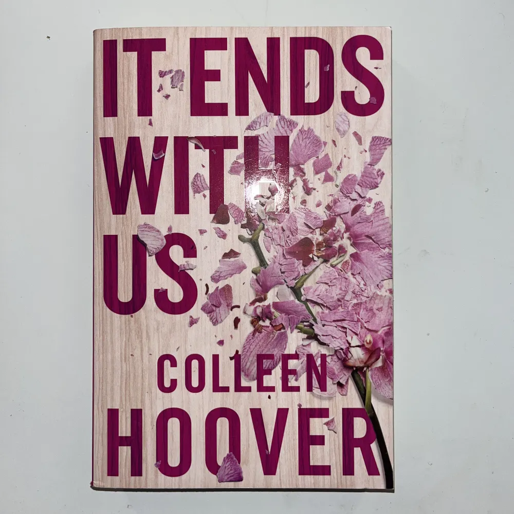 En av dom mest populära böckerna just nu! Aldrig läst och i bra skick. Skriven av Colleen Hoover.  . Övrigt.