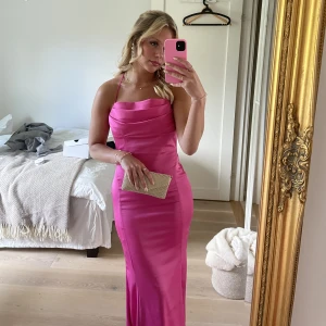 Maxiklänning - Superfin maxiklänning från Nelly i storlek 34, endast använd en gång🤍